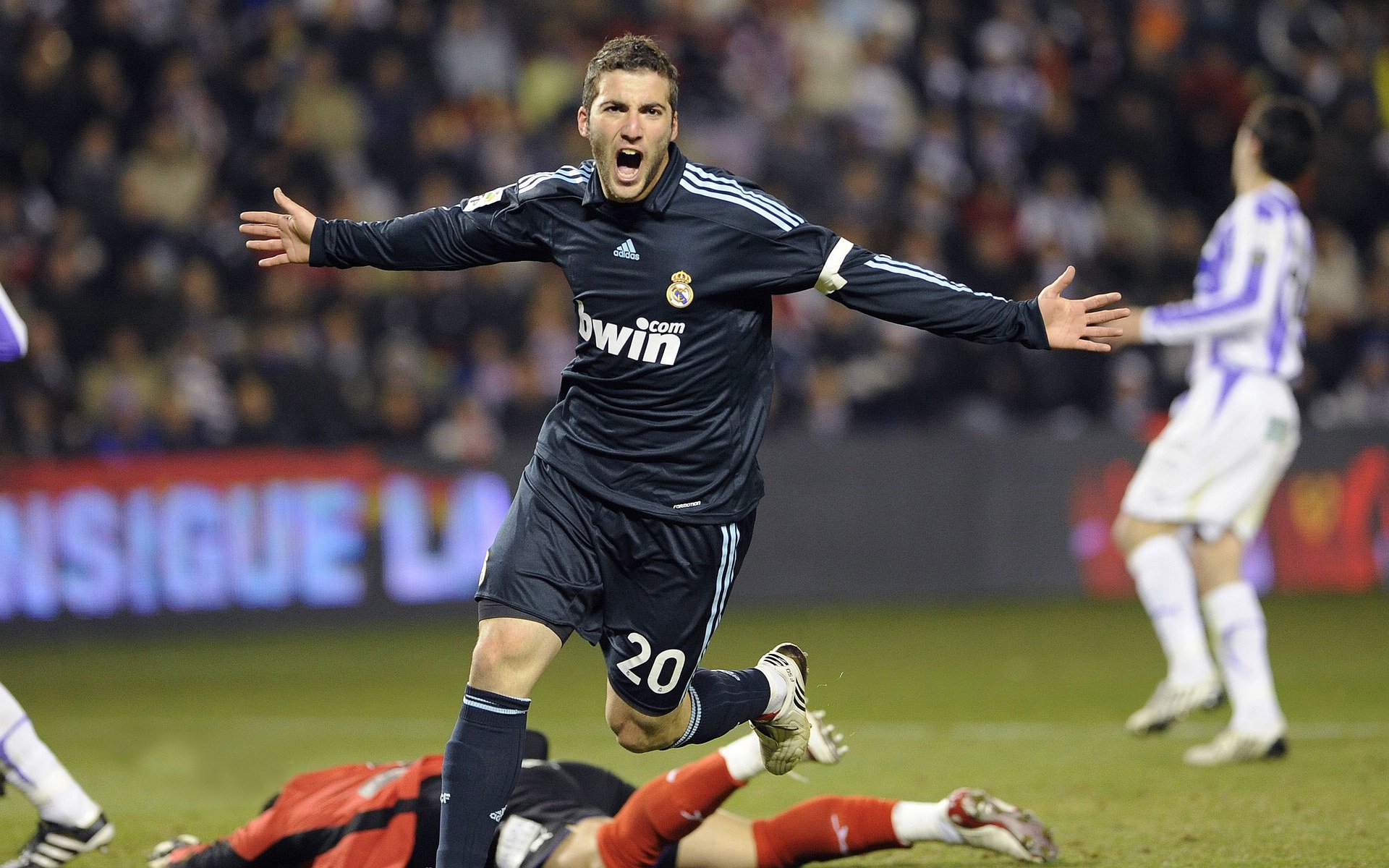 球场“固若金汤”的防守典范:不可逾越的后卫线,得分后卫防守站位